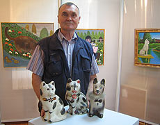 Директор Музея В.И.Грозин со своей коллекцией кошек-копилок на выставке 'Русский сфинкс'